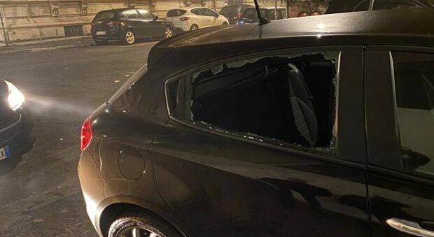 Roma, spaccano il vetro di un'auto per rubare (solo) un giubbotto. «Un'ora per tornare a casa fuori città, al freddo con il finestrino rotto»