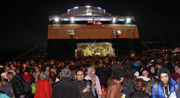 Migranti, Atene lancia l'allarme: 70.000 rischiano di restare bloccati in Grecia