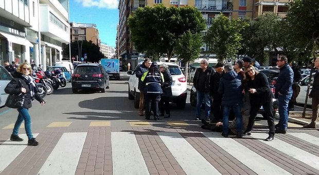 Paura in piazza Mazzini: donna investita mentre attraversava