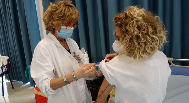 Lazio, l'assessore alla Sanità D'Amato: «Vaccini antinfluenzali anche in farmacia». Protesta dei medici di base