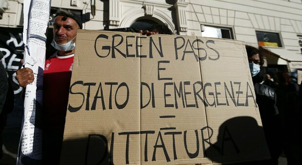 No Green pass, in duemila a Cagliari: «Bassetti terrorista». Da un palazzo secchiata d'acqua sui manifestanti