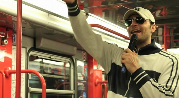 Metroman, l'artista con l'amplificatore che fa ballare i pendolari della metro: "Solo canzoni? No, ho scritto anche un libro"