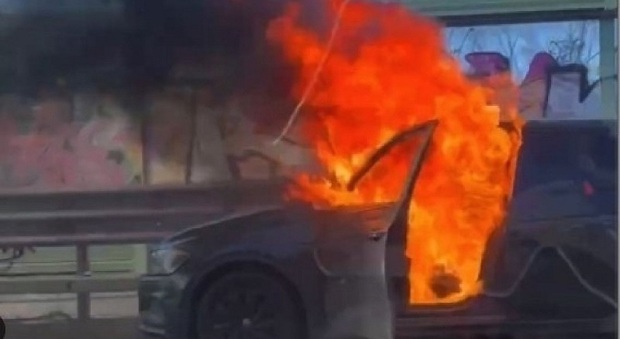 Auto a fuoco sul Gra, gira un video della scena ma non aiuta l'automobilista in fiamme (poi morto). Indagato si difende: «Situazione strana»