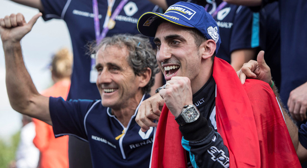 Sebastien Buemi festeggia la vittoria insieme all'ex campione di formula 1 Alain Prost