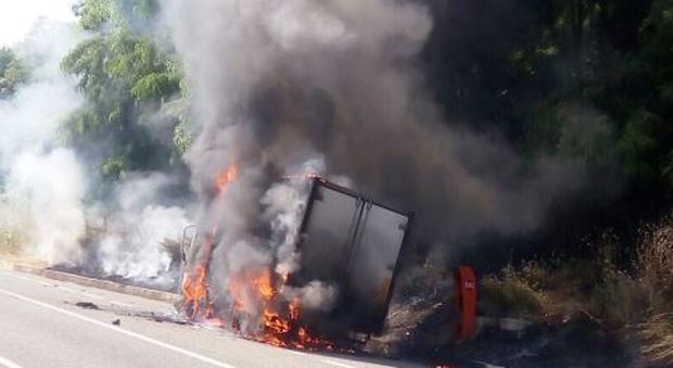 Paura lungo l'autostrada per un camion in fiamme tra Petina e Polla