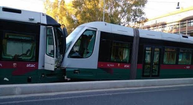 Prenestina, incidente tra due tram: passeggeri feriti
