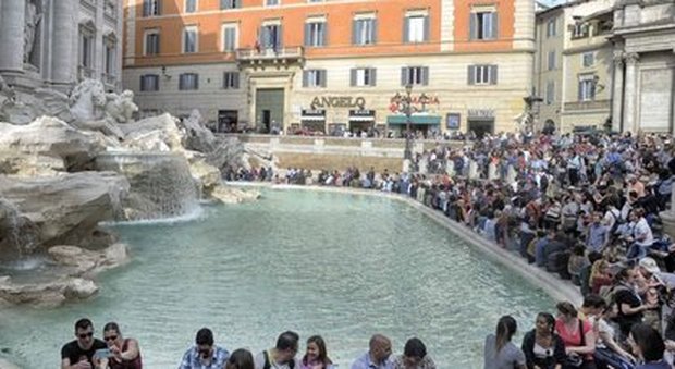 Fontana di Trevi come una piscina comunale: tre bagni in 24 ore