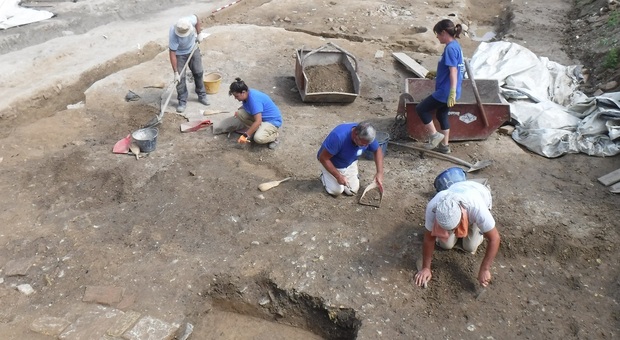Dagli scavi per costruire la nuova Pediatria affiora un'antica città. C'è anche la sepoltura di un bambino Foto