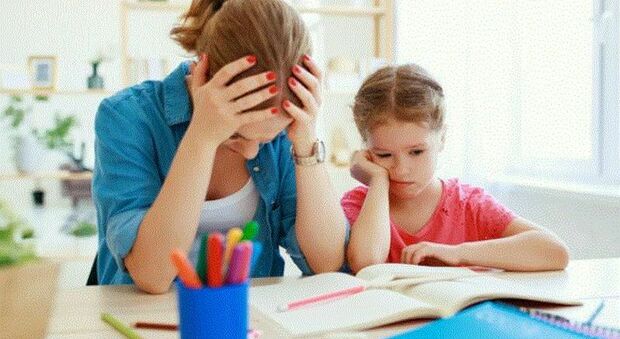 Compiti a casa, se i genitori sbagliano più dei figli: gli strafalcioni di mamma e papà alle prese con gli esercizi