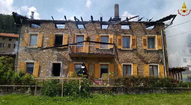 Scoppia un incendio, tetto a fuoco: casa inagibile per una famiglia