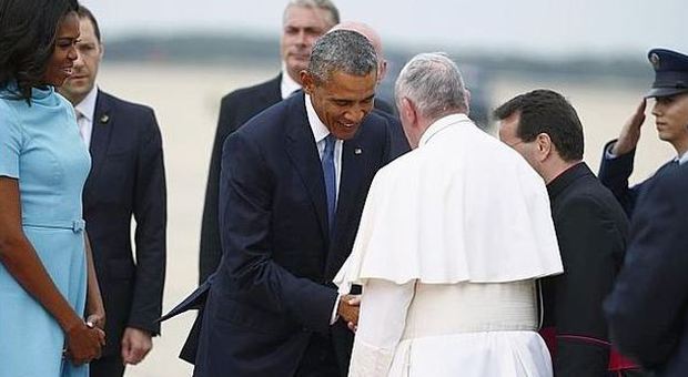Papa Francesco arriva negli Usa: stretta di mano con Barack Obama