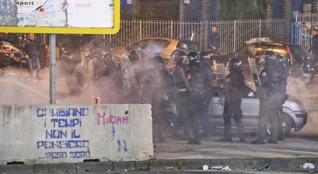 Napoli, Disordini al San Paolo prima della gara: bombe carta e cariche della Polizia