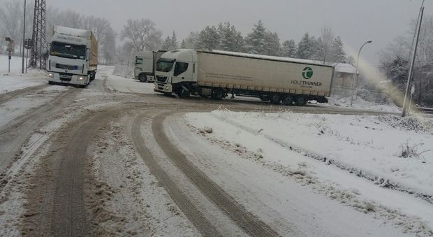 Maltempo, camion di traverso sulla Statale Viabilità in tilt per la neve e il ghiaccio