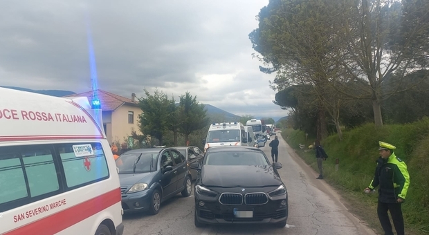 Tamponamento a catena: tre feriti e traffico in tilt alle porte di San Severino