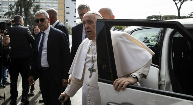 Papa Francesco operato per 3 ore al Gemelli, il chirurgo: «Sta bene, è sveglio e ha già fatto una battuta»