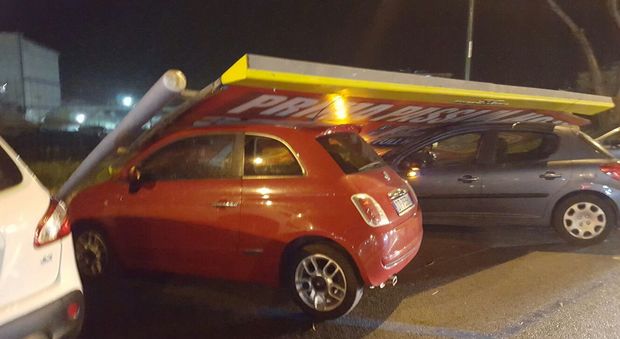 Cartellone pubblicitario caduto sulle auto in viale Giochi del Mediterraneo