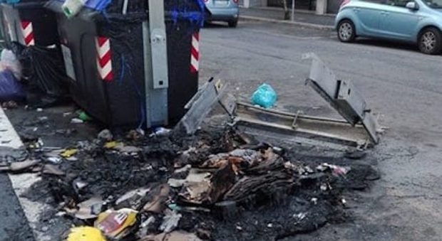 Roma, allarme cassonetti bruciati: in 3 mesi più di 200 roghi