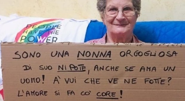 Gay Pride, nonna Eleonora col cartello: «Mio nipote ama un uomo. À vui che ve ne fotte?»