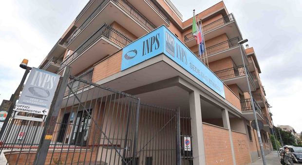 La sede Inps di Civitavecchia: ancora invesa 3mila delle 11mila domande presentate per il bonus 600 euro