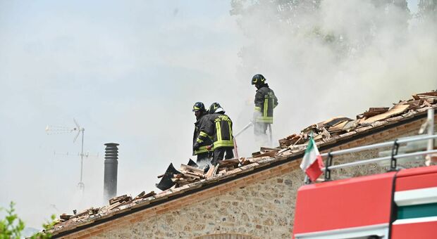 Incendio nella casa di un operaio 40enne, le fiamme hanno inghiottito il tetto. Foto Mattia Mocci, Nuove Tecniche