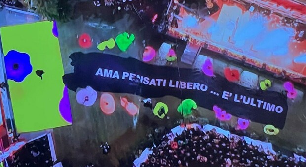 «Ama pensati libero..è l'ultimo», la frecciatina di Fiorello a Chiara Ferragni durante Sanremo 2024