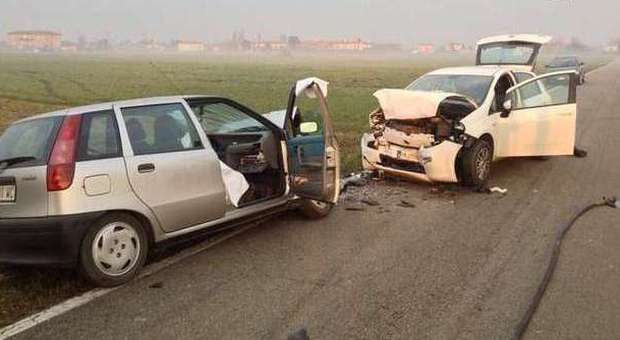 Frontale fra due Fiat Punto, muore mamma di 45 anni, un ferito grave