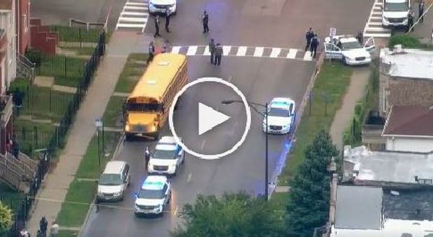 Colpito al volto mentre guida lo scuolabus, studenti terrorizzati - Guarda
