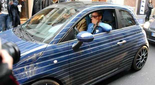 Lapo Elkann con la sua nuova Fiat 500 sfreccia per le strade del centro di Milano