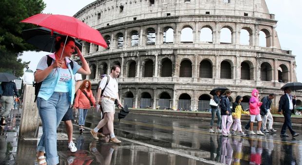 Temporali e vento in arrivo: allerta meteo sul Lazio, forti piogge a Roma