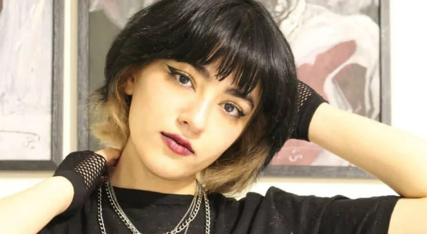 Iran, Nika Shakarami «molestata e uccisa da alcuni agenti»: la verità sulla morte della 16enne