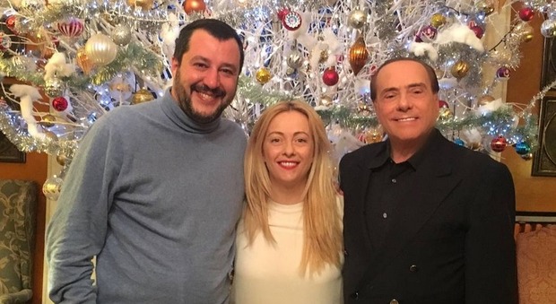 Berlusconi, Meloni, Salvini e la foto con l'albero di Natale, l'ironia di Mentana: «I re magi»