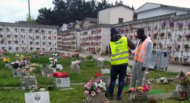 Battipaglia, migranti per ripulire il cimitero: è polemica contro l'Amministrazione