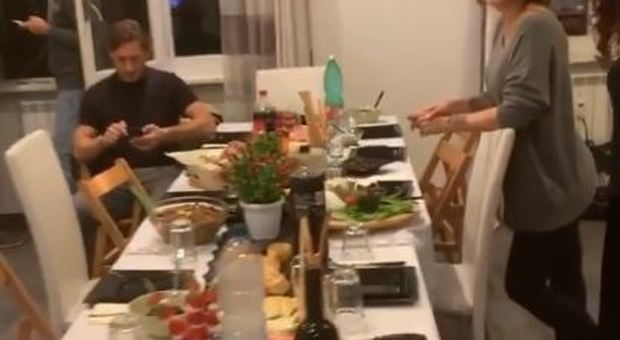 Francesco Totti e Ilary Blasi e il loro sabato sera da "Nip": a casa di amici a giocare a Taboo