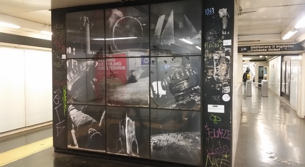 Graffiti e sporcizia, nelle stazioni d'arte del metrò di Napoli le foto d'autore sono sotto attacco