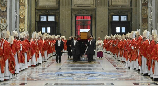 Papa Ratzinger, i funerali. Francesco: «Grazie per sapienza, delicatezza e dedizione». I fedeli: Santo subito. La bara tumulata nelle grotte vaticane