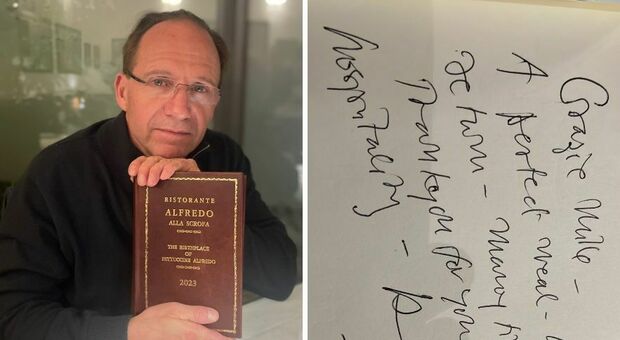 Ralph Fiennes a Roma, cena al ristorante Alfredo alla Scrofa: la dedica e l'autografo