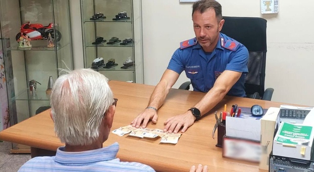 I Carabinieri restituiscono il denaro all'anziano truffato