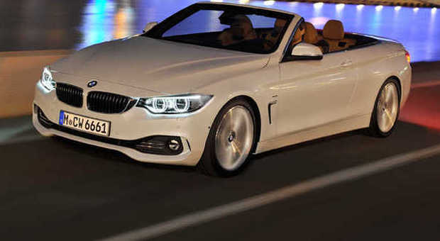 Una delle prime foto su strada della nuova BMW Serie 4 Cabrio