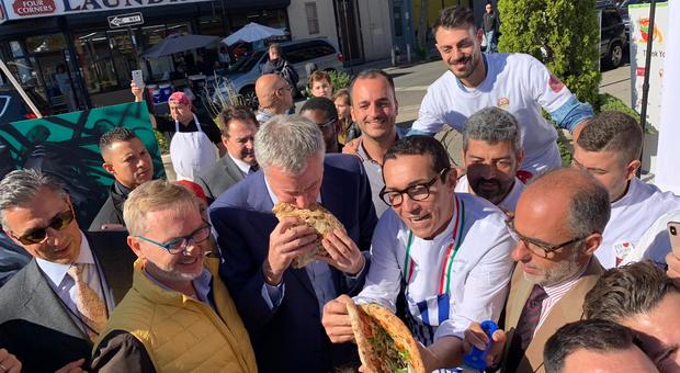 Bill De Blasio a New York mangia con le mani la pizza a portafoglio di Sorbillo