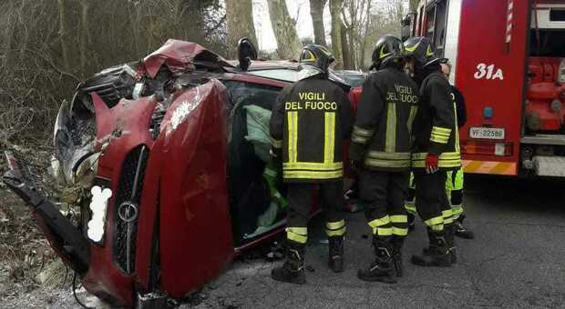 Incidente sulla via Tiberina, un morto e tre feriti dopo un frontale che ha coinvolto anche altre auto