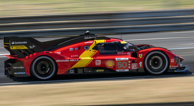 In primo piano, la Ferrari 499P numero 50 di Fuoco-Molina-Nielsen che ha conquistato il miglior tempo nelle qualifiche per la 24 Ore di Le Mans di fronte alla vettura gemella di Pier Guidi-Calado-Giovinazzi