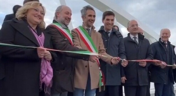 Fermo, inaugurato il maxi ponte davanti a Castelli e Acquaroli: «Fondamentale opera per tutta la regione»
