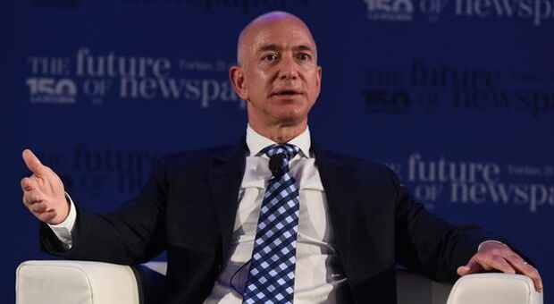 Bezos dei record: patrimonio supera 200 miliardi