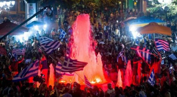 Festa in piazza in Grecia (Ansa)