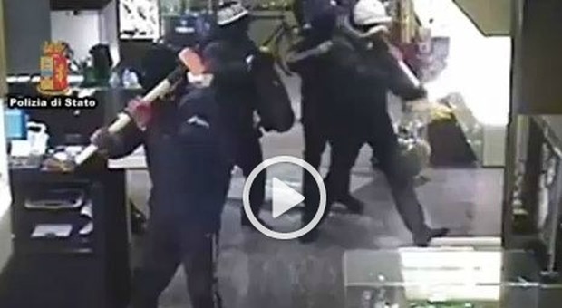 Armati di mazze e asce assaltano la gioielleria: ecco il video della rapina - Guarda