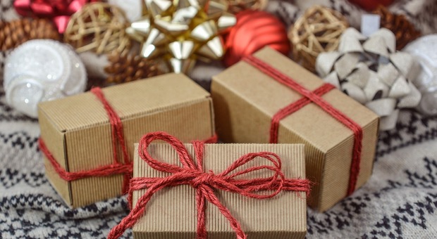 Distanti ma vicini e pure gratis: non solo Babbo Natale consegna i regali a domicilio