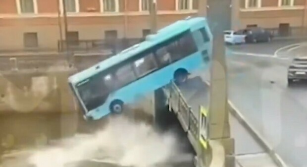 San Pietroburgo, autobus precipita in un fiume: 7 morti e 2 feriti gravi. Sui social il video shock