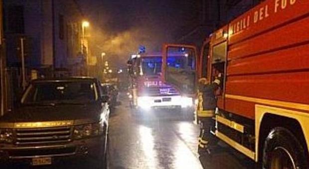 San Benedetto, auto avvolta dalle fiamme, paura nella notte in via Alfieri