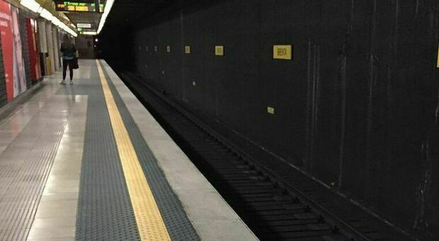 Milano, 27enne muore folgorato nella metro: ipotesi suicidio