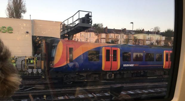 Londra, treno deraglia nei pressi di Wimbledon: tutti illesi